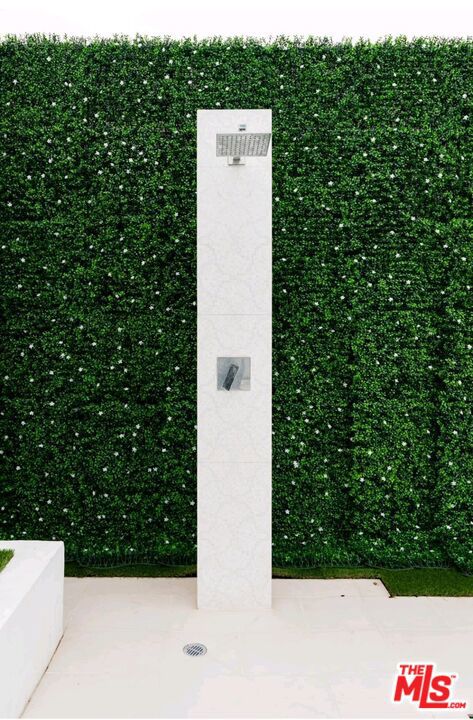 https://media.crmls.org/mediaz/188b6c90-1423-439d-8d36-dd0b055e59cf.jpg?preset=X-Large