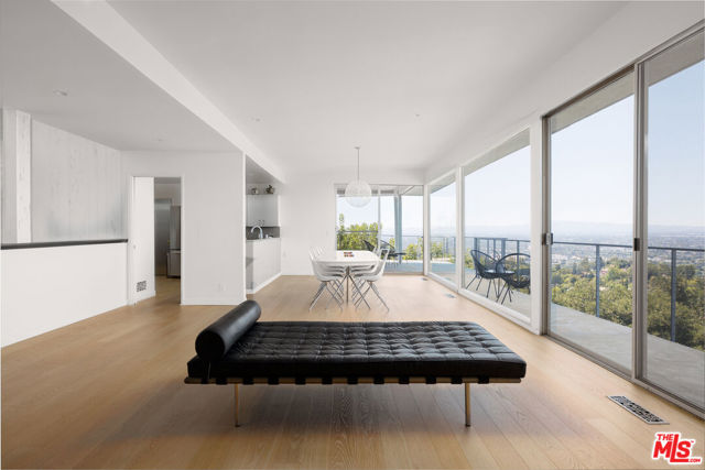 3268 Wrightwood Drive, Studio City CA: https://media.crmls.org/mediaz/188bbc0c-89dc-4e4c-82d8-f1d4578757c4.jpg
