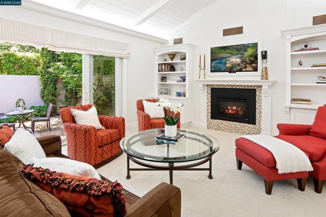 2142 Deer Oak Way, Danville CA: https://media.crmls.org/mediaz/188cf9c9-6873-41d7-be53-ea12123604e2.jpg