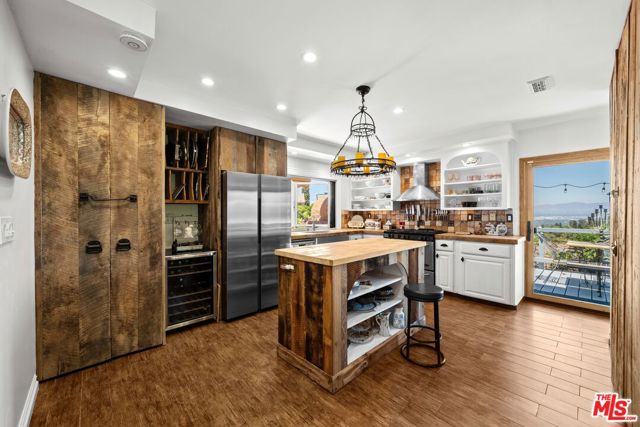 16582 Calneva Drive, Encino CA: https://media.crmls.org/mediaz/188df30f-a8cb-4684-b4bd-ffbb6266c1ae.jpg