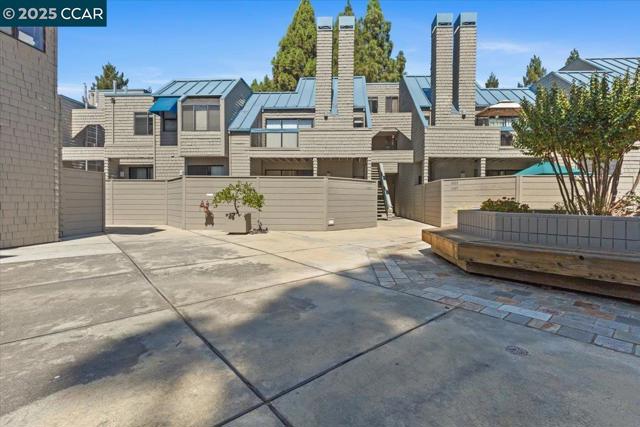 1063 Foxchase Dr, San Jose CA: https://media.crmls.org/mediaz/188dff6c-61d6-43a5-8c8b-e19d1ca34d85.jpg