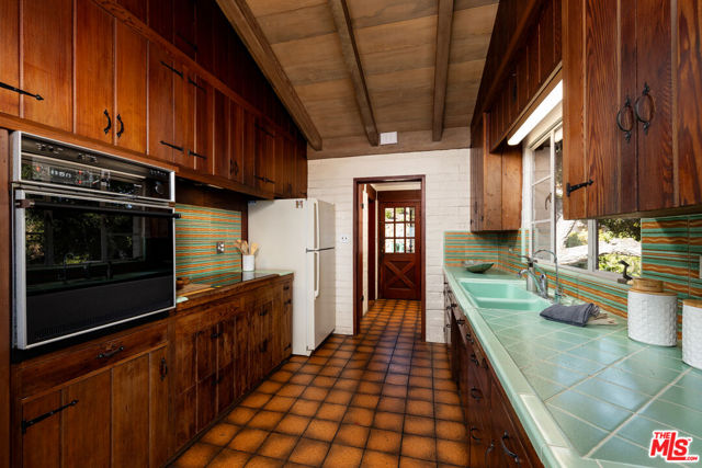 98 Loma Media Road, Santa Barbara CA: https://media.crmls.org/mediaz/188f8111-0444-4eec-868f-fe1cfe5c3541.jpg