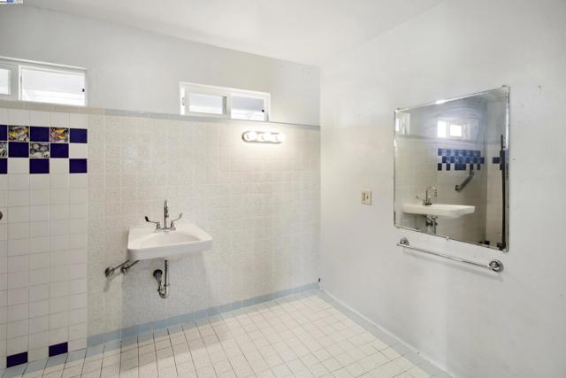 Image 13 of 44 For 15828 Barney Rd