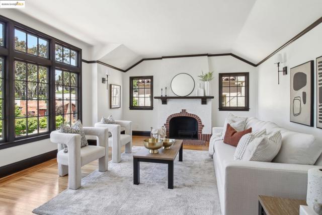 2900 Sheffield Ave, Oakland CA: https://media.crmls.org/mediaz/188fd9a9-dbd4-4be6-90ae-d0accb2ed379.jpg