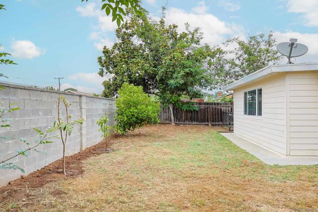 819 Daisy St, Escondido CA: https://media.crmls.org/mediaz/1891fb97-082c-4489-a631-3c704d953a4f.jpg