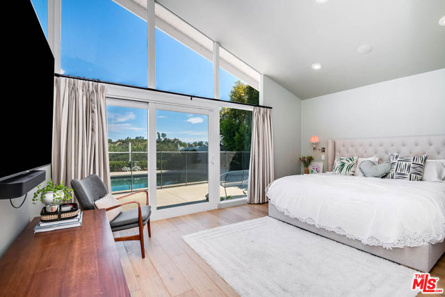 11671 Dona Alicia Place, Studio City CA: https://media.crmls.org/mediaz/189362cd-8681-492b-ab71-6b9a89a355e9.jpg