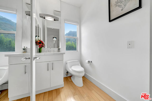 2752 Stone View Court, Los Angeles CA: https://media.crmls.org/mediaz/18939e85-eb37-4763-8d4b-98c038f3c591.jpg