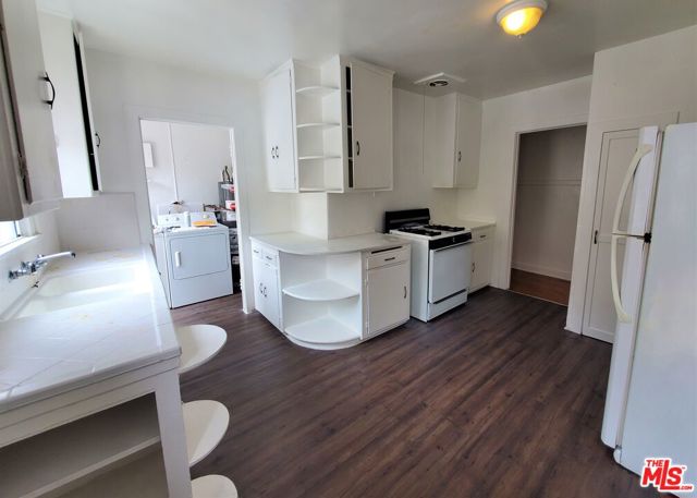 813 N POINSETTIA Place, Los Angeles CA: https://media.crmls.org/mediaz/18946cdf-8477-4602-b215-75416affc0ff.jpg
