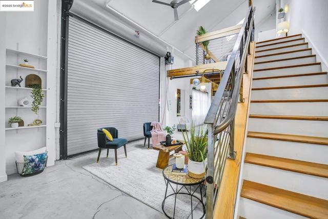 1695 15Th St, Oakland CA: https://media.crmls.org/mediaz/1894ff40-41cc-4dab-b56a-47be3f056777.jpg