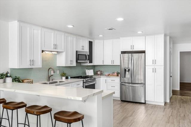 1971 Bernardo Avenue, Escondido CA: https://media.crmls.org/mediaz/18950f53-e7ca-48c2-856b-202864e4e14d.jpg