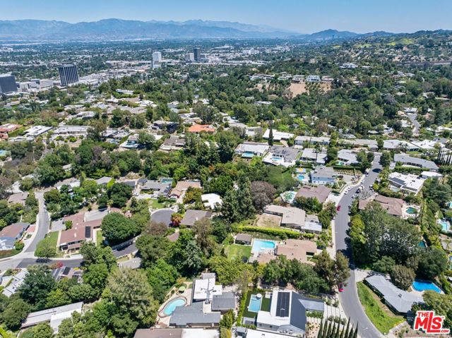 16241 W Meadow Ridge Way, Encino CA: https://media.crmls.org/mediaz/18956199-0e53-4c0d-9022-9893a8cbc62c.jpg