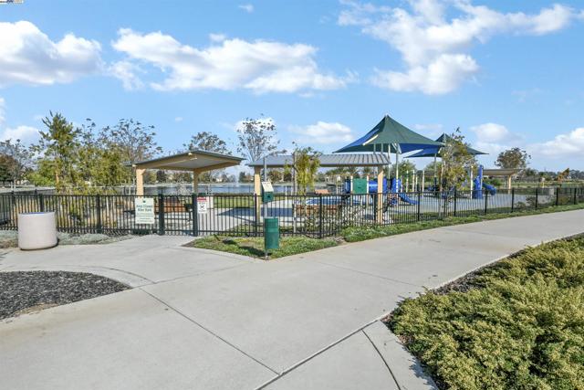 5618 Arcadia Cir, Discovery Bay CA: https://media.crmls.org/mediaz/18969066-9380-4a0c-aaef-a2e3e247db5f.jpg