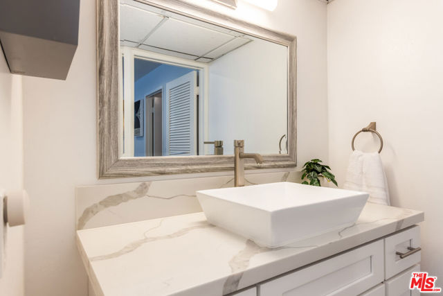 11828 Goshen Avenue, Los Angeles CA: https://media.crmls.org/mediaz/1896dde6-9ac9-4645-8978-7f1d5744962b.jpg