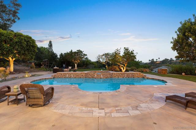 521 Latigo Row, Encinitas CA: https://media.crmls.org/mediaz/1896f017-ed3d-4399-b8ba-96707ac19987.jpg