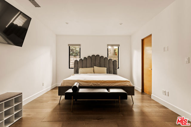 5062 Woodley Avenue, Encino CA: https://media.crmls.org/mediaz/1897a12d-4dab-42d0-bc4b-7c0497551171.jpg