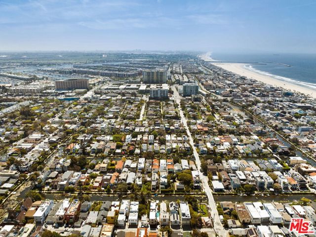 408 Linnie Canal, Venice CA: https://media.crmls.org/mediaz/1897fb09-da7d-45a7-a1c5-60d5aef46a22.jpg