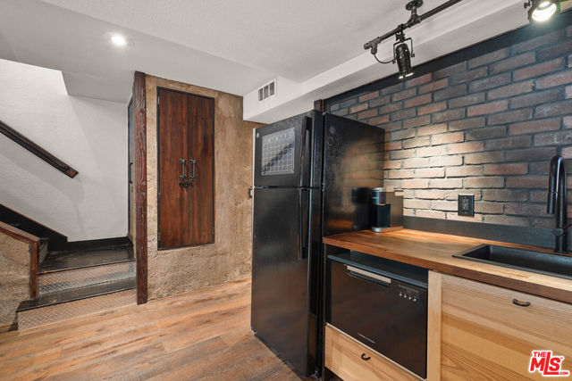 10926 Bluffside Drive, Studio City CA: https://media.crmls.org/mediaz/18984144-9842-49cb-8fd9-788f37db13c9.jpg