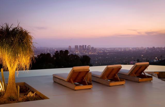 1680 N Doheny, Los Angeles CA: https://media.crmls.org/mediaz/189a50ad-4522-4c26-b1d5-a22b840b2bf4.jpg