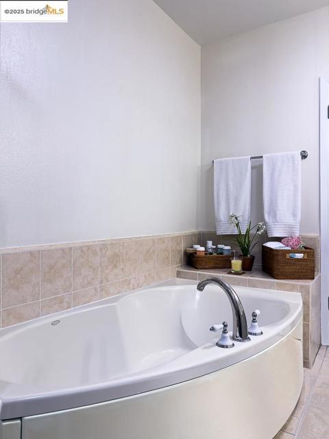 1400 Pinnacle Ct, Richmond CA: https://media.crmls.org/mediaz/189a8e33-4052-43ef-8436-87987b2b0851.jpg