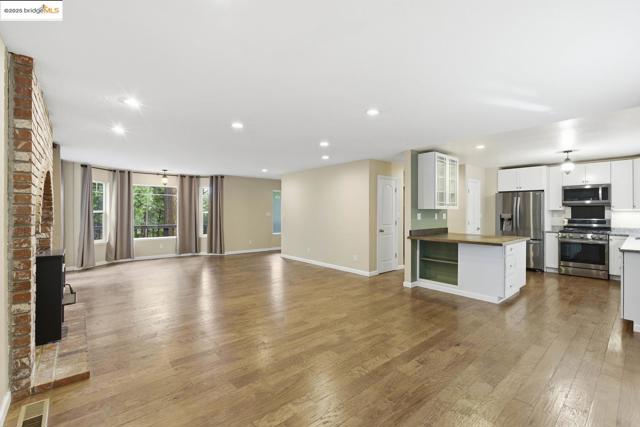 2136 Silver DR, Arnold CA: https://media.crmls.org/mediaz/189b7f5d-3667-462b-bbb2-3c699ab01c20.jpg