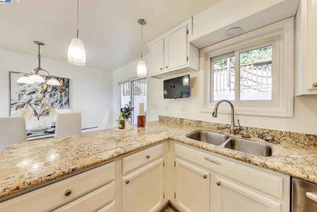 16660 Winding Blvd, San Leandro CA: https://media.crmls.org/mediaz/189cf9cf-93d5-4926-b237-ad641293ad88.jpg
