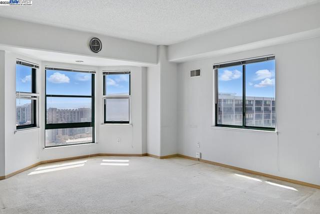 988 Franklin St, Oakland CA: https://media.crmls.org/mediaz/189d4af0-1768-4141-953c-d5dce23bbc9b.jpg