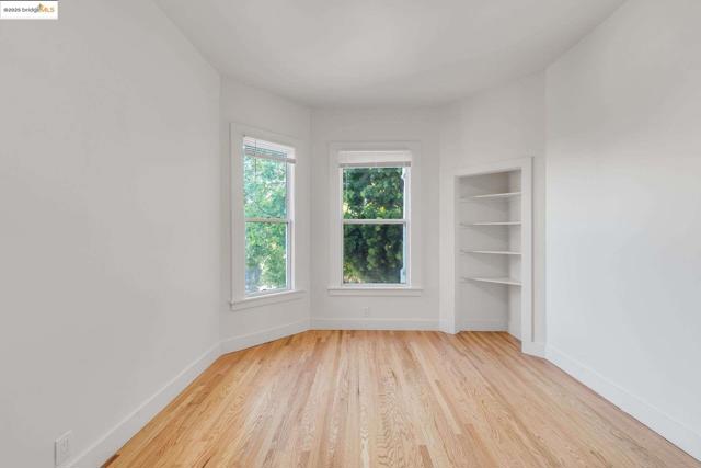 1238 12Th St, Oakland CA: https://media.crmls.org/mediaz/189d5d48-549b-4e31-8599-d68cedb6f492.jpg