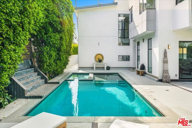 616 N FULLER Avenue, Los Angeles CA: https://media.crmls.org/mediaz/189ea807-6a4b-4860-ab20-2a16ca33d6ec.jpg