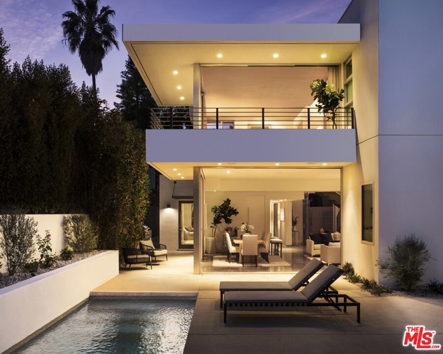 748 Palms Boulevard Venice, California Located on arguably the most exclusive street in all of Venice, this architectural home is a three bed, three and a half bath stunner with a modern pool and privacy. The clean, crisp open-plan interior complements the rectangular cantilevered exterior while multiple 26 feet Fleetwood sliding pocket doors celebrate an abundance of natural light throughout. Large living and dining room create an elegant ambiance with polished concrete floors, fireplace and seamless indoor/outdoor entertaining through the oversized glass sliding doors. The spacious backyard exudes privacy with a loft-style pool house, pool, and BBQ. Modern eat-in kitchen with breakfast bar boasts quartz countertops, high-end stainless steel appliances and beamed tongue and groove vaulted ceiling. The expansive 900 SF master suite takes up the entire second floor and features vaulted ceilings, backyard views and a spa-like master bathroom with dual sink vanity, and custom walnut closets.