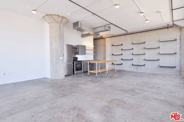 315 E 8th Street, Los Angeles CA: https://media.crmls.org/mediaz/18a0bafa-0752-4d80-8f30-f16275534320.jpg