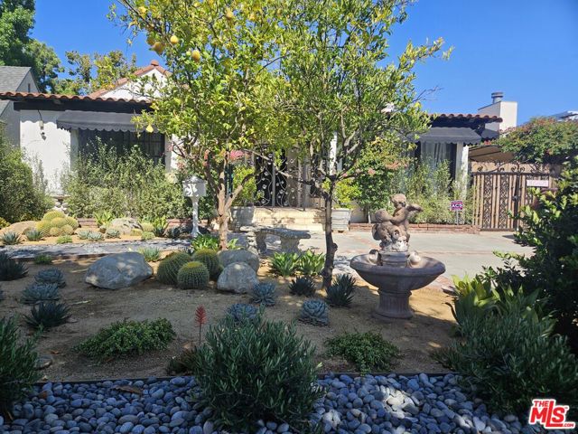 424 N Arden Boulevard, Los Angeles CA: https://media.crmls.org/mediaz/18a0c619-04bb-4f44-a12e-cb119bf77f35.jpg
