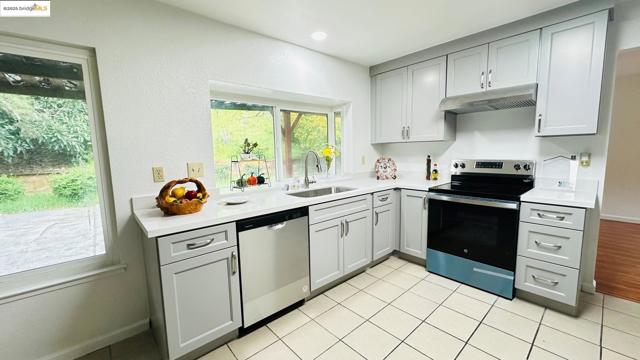 3593 Morningside Dr, Richmond CA: https://media.crmls.org/mediaz/18a14af5-aa33-41de-90a6-53324db80df8.jpg