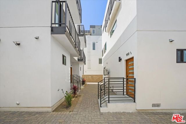 910 N Hudson Avenue, Los Angeles CA: https://media.crmls.org/mediaz/18a2005b-9330-4769-9d6a-5dace2276b76.jpg