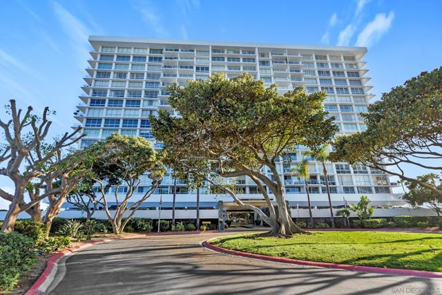 1830 Avenida Del Mundo, Coronado CA: https://media.crmls.org/mediaz/18a37d9b-626e-494a-928c-492a46d220db.jpg