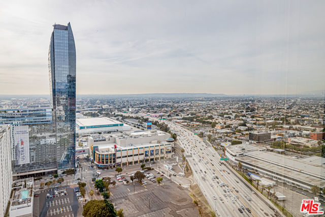 889 Francisco Street, Los Angeles CA: https://media.crmls.org/mediaz/18a3b17c-dfd5-440b-9f6a-437ea15f6879.jpg