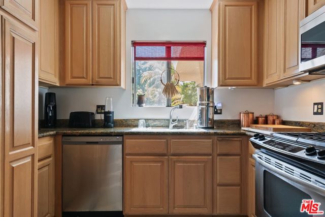 2702 11th Street, Santa Monica CA: https://media.crmls.org/mediaz/18a3bb74-8a3f-4f55-9b28-2b9583ab247c.jpg