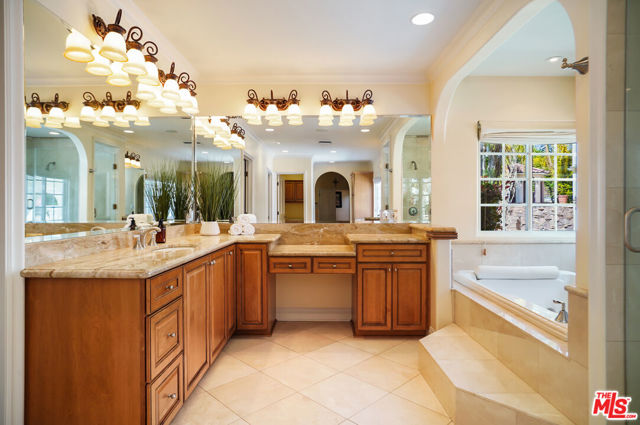10655 Camarillo Street, Toluca Lake CA: https://media.crmls.org/mediaz/18a4ebf9-3b45-46ce-b743-c6fc83d6a43d.jpg