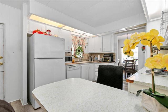 36 Club Circle Drive, Palm Springs CA: https://media.crmls.org/mediaz/18a509f7-9dc9-485e-b951-eacd287e51e0.jpg