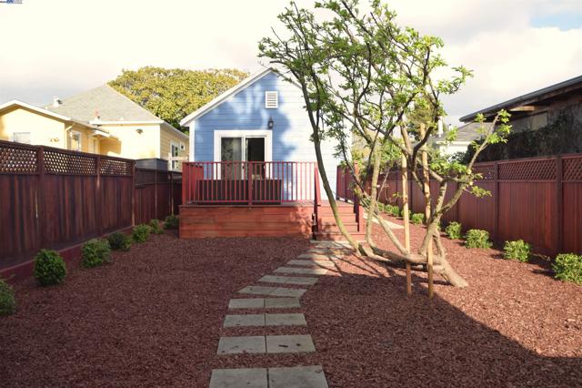 2412 8Th St, Berkeley CA: https://media.crmls.org/mediaz/18a53427-463c-4927-93bf-f192fa07fea1.jpg
