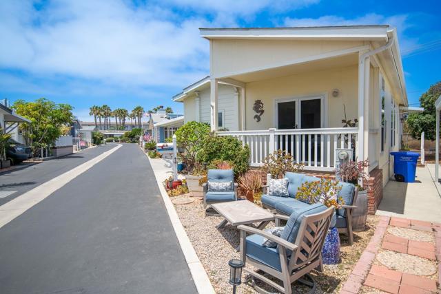 6508 Friendly Place, Carlsbad CA: https://media.crmls.org/mediaz/18a54138-d06d-42f6-bbbf-8aa639dd6022.jpg