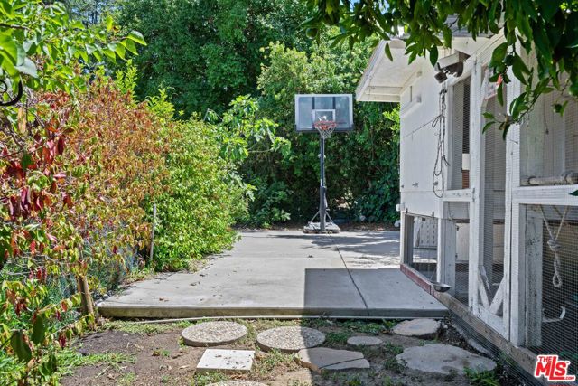 16582 Calneva Drive, Encino CA: https://media.crmls.org/mediaz/18a5928d-a01d-4780-934c-d6ab926659da.jpg
