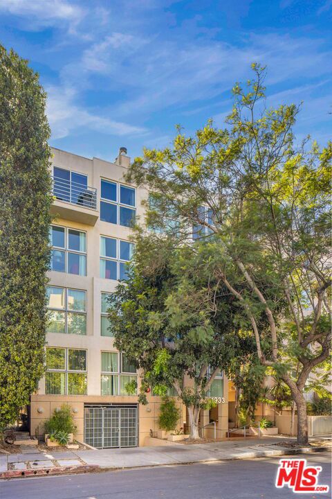 1933 Selby Avenue, Los Angeles CA: https://media.crmls.org/mediaz/18a5c22d-95de-4e49-8ae5-cedb704e5776.jpg