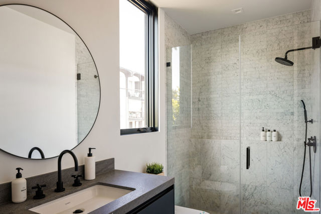 952 N Laurel Avenue, Los Angeles CA: https://media.crmls.org/mediaz/18a6f98d-4711-4348-9945-19bcad5d8c9d.jpg