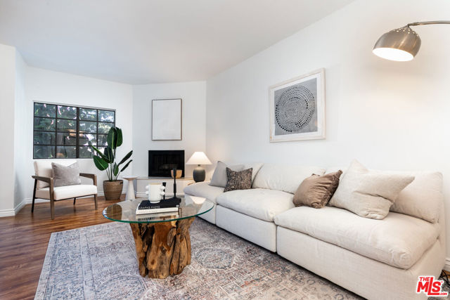 17914 Magnolia Boulevard, Encino CA: https://media.crmls.org/mediaz/18a71bf6-3e9a-4b43-80f9-a39a523c226c.jpg