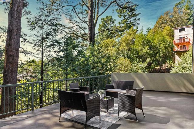 6440 Longcroft Dr, Oakland CA: https://media.crmls.org/mediaz/18a78911-9607-44dc-9b09-682b3cf93b1f.jpg