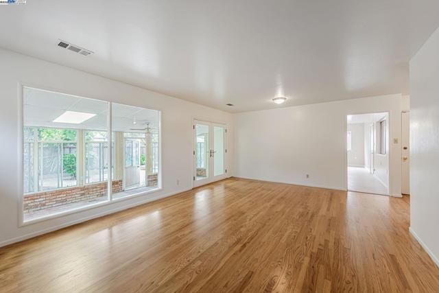 1315 Mersey Ave, San Leandro CA: https://media.crmls.org/mediaz/18a7e00d-beb4-4969-83ce-a915fb1bd0a9.jpg