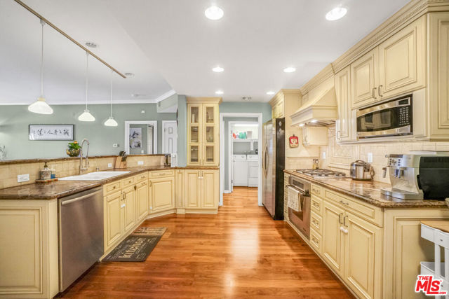 4401 Moorpark Way, Toluca Lake CA: https://media.crmls.org/mediaz/18a89d31-2174-4ef0-88be-43cc86b2e2df.jpg