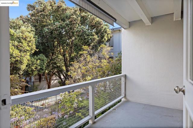 7 Commodore DR, Emeryville CA: https://media.crmls.org/mediaz/18aaa9b2-b08a-420d-9518-84f66e83e8c6.jpg