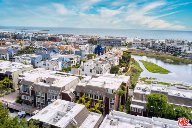 4250 Via Dolce, Marina del Rey CA: https://media.crmls.org/mediaz/18aab950-3c61-4cae-8a14-7f6560f57851.jpg