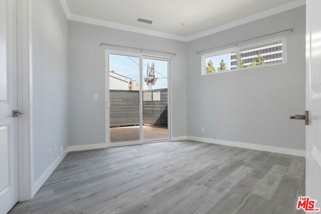 21037 Costanso St, Woodland Hills CA: https://media.crmls.org/mediaz/18ab5efe-77dd-4da9-912f-cde773a41522.jpg